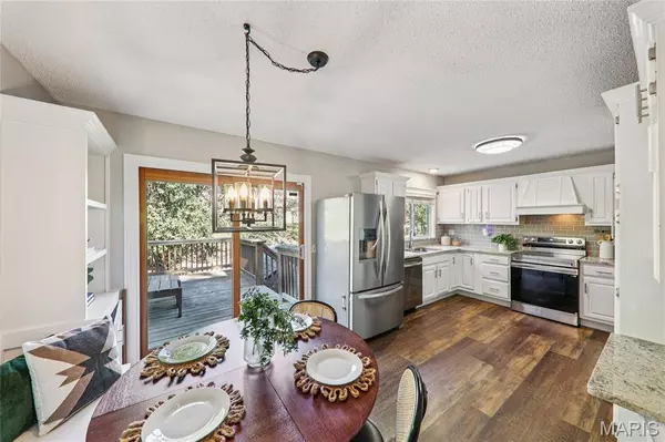 1111 Shadowoak DR, Ballwin, MO 63021