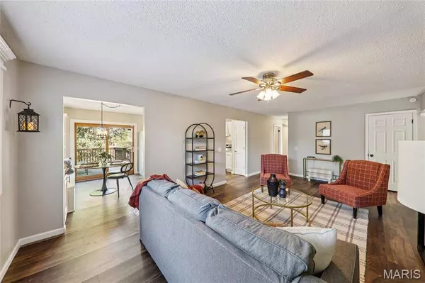 1111 Shadowoak DR, Ballwin, MO 63021