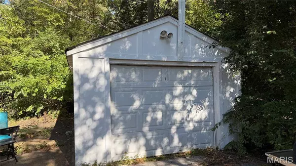 8259 Paramount DR, University City, MO 63132