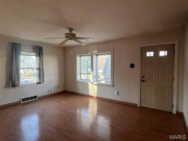 1210 Ruth DR, Kirkwood, MO 63122