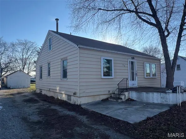 1210 Ruth DR, Kirkwood, MO 63122