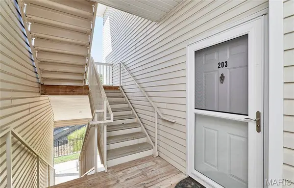 37 Kassebaum LN #203, St Louis, MO 63129