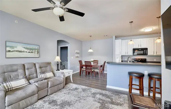 37 Kassebaum LN #203, St Louis, MO 63129