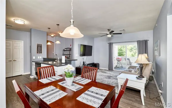 37 Kassebaum LN #203, St Louis, MO 63129