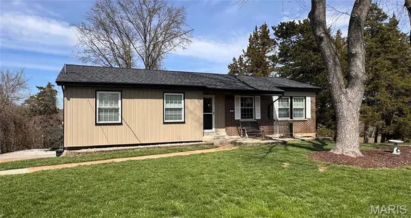 17 Ridgemoor DR, Fenton, MO 63026