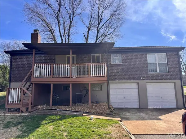 17 Ridgemoor DR, Fenton, MO 63026