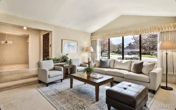 127 S Cardinal LN, St Charles, MO 63301