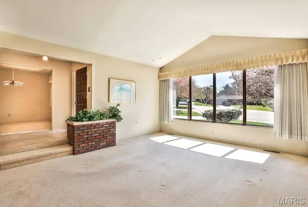 127 S Cardinal LN, St Charles, MO 63301