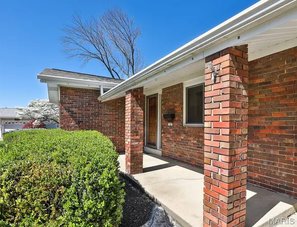 127 S Cardinal LN, St Charles, MO 63301