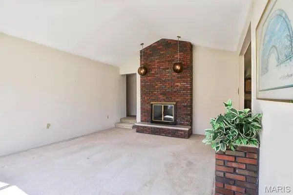 127 S Cardinal LN, St Charles, MO 63301