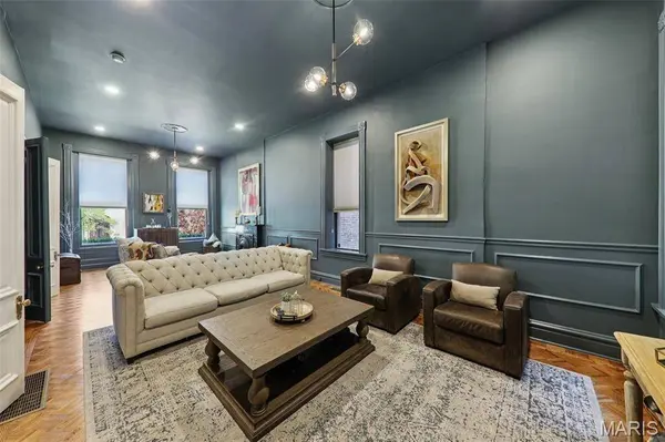 1804 Hickory ST, St Louis, MO 63104