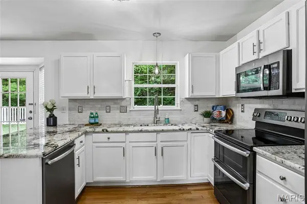 511 Winter Garden DR, Fenton, MO 63026