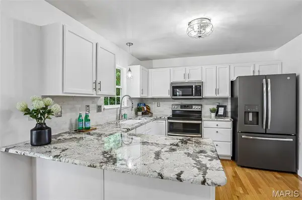 511 Winter Garden DR, Fenton, MO 63026