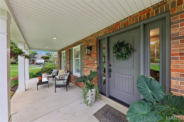 240 Whiting LN, Chesterfield, MO 63005