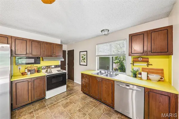 995 Century Oaks DR, Manchester, MO 63021