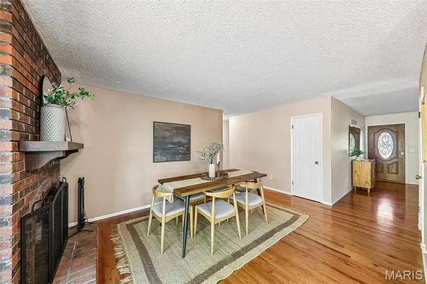 995 Century Oaks DR, Manchester, MO 63021