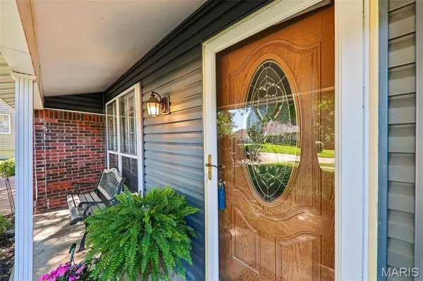 995 Century Oaks DR, Manchester, MO 63021