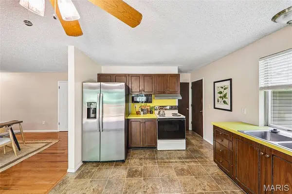 995 Century Oaks DR, Manchester, MO 63021