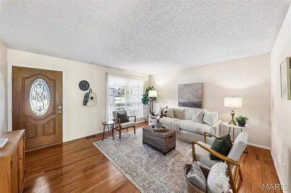 995 Century Oaks DR, Manchester, MO 63021