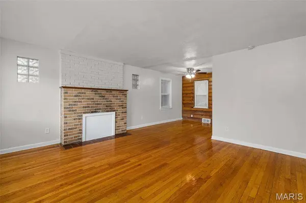 375 Adrian DR, St Louis, MO 63137