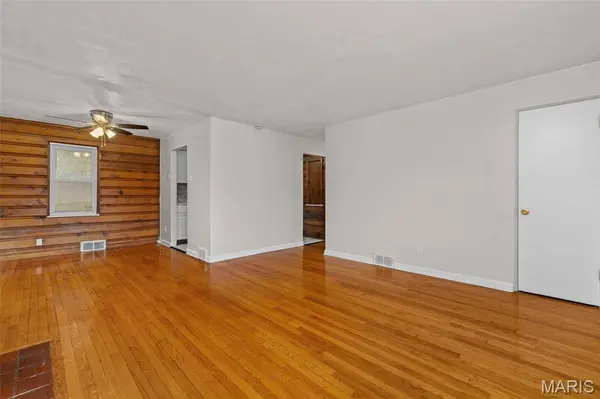 375 Adrian DR, St Louis, MO 63137