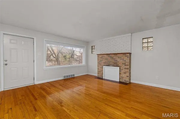 375 Adrian DR, St Louis, MO 63137