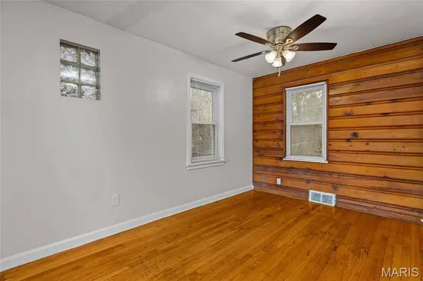 375 Adrian DR, St Louis, MO 63137