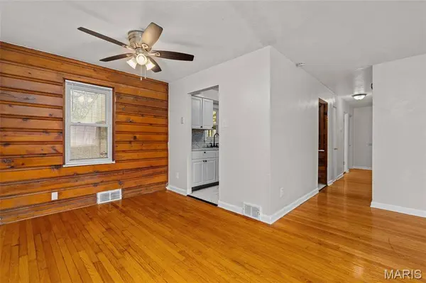 375 Adrian DR, St Louis, MO 63137