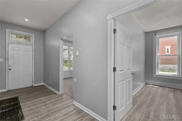 5866 Etzel AVE, St Louis, MO 63112
