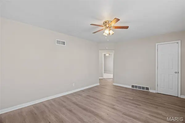 9750 Lorna LN, St Louis, MO 63136