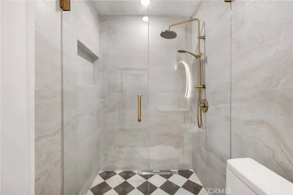 22100 Burbank, Woodland Hills, CA 91367