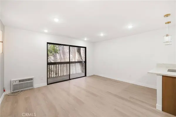 22100 Burbank, Woodland Hills, CA 91367