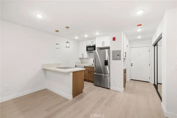 22100 Burbank, Woodland Hills, CA 91367