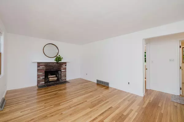 Foxboro, MA 02035-1645,27 Connie Dr