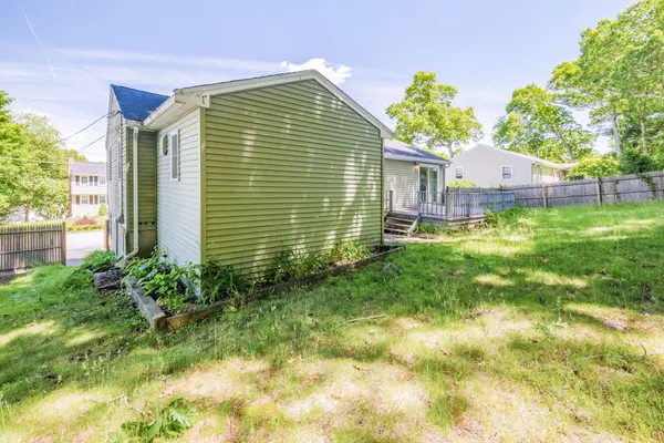 12 Sunset Dr, Milford, MA 01757-1318