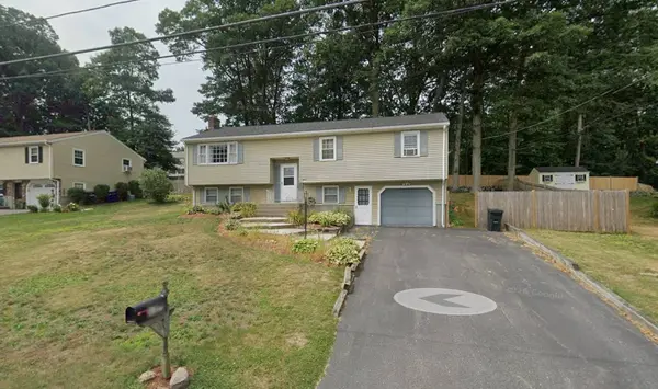 12 Sunset Dr, Milford, MA 01757-1318