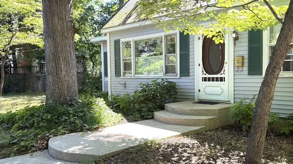 Front picture of 40 Oak Street in Bellingham MA