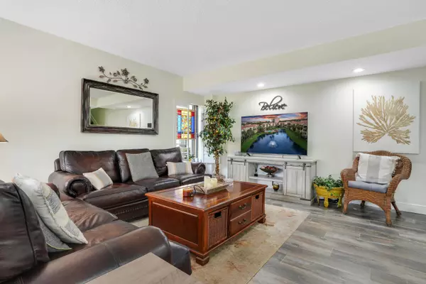 66 Uno Lago DR, Juno Beach, FL 33408