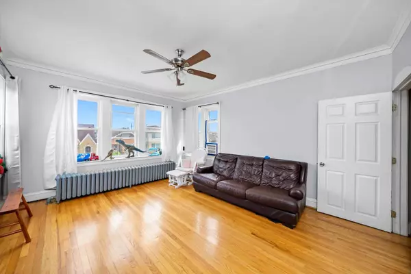 5255 W HENDERSON Street, Chicago, IL 60641