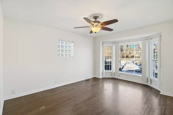 6659 W Foster Avenue, Chicago, IL 60656