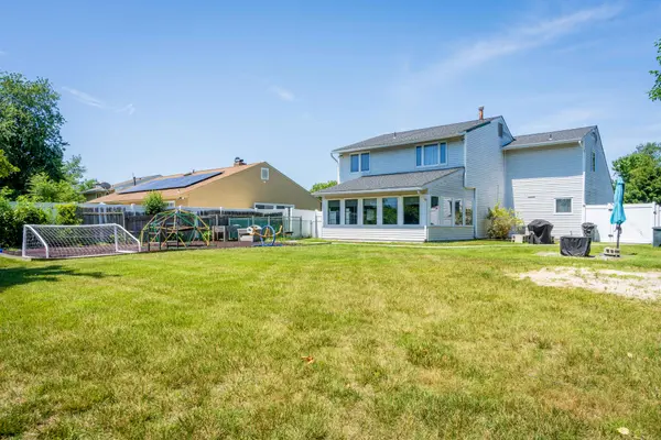 19 Pritchard Ln, Sicklerville, NJ 08081-2013