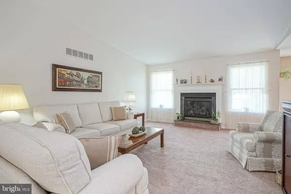 19 JOANNE DR, Sicklerville, NJ 08081
