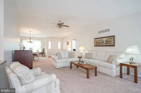 19 JOANNE DR, Sicklerville, NJ 08081
