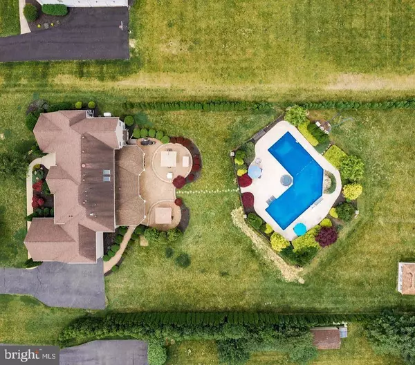 8 SHERWOOD LN, Columbus, NJ 08022