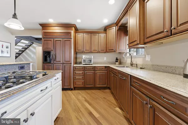 3 STONEHURST DR, Voorhees, NJ 08043