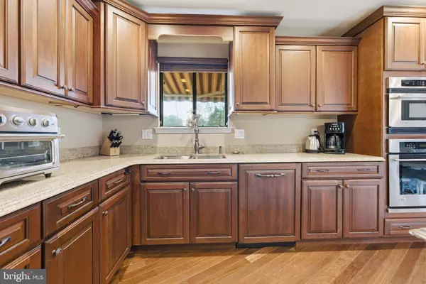 3 STONEHURST DR, Voorhees, NJ 08043