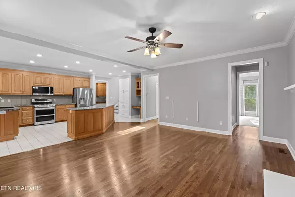 1054 Colonial DR, Morristown, TN 37814