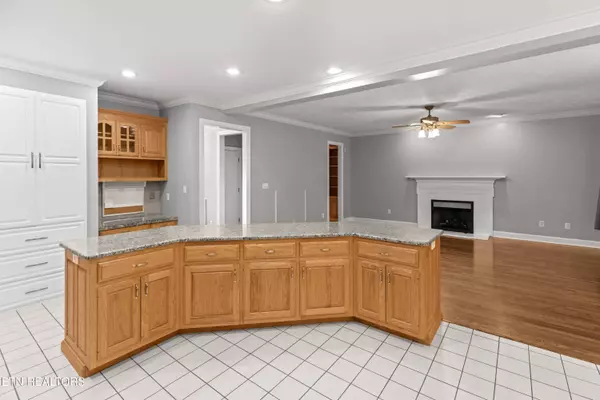 1054 Colonial DR, Morristown, TN 37814