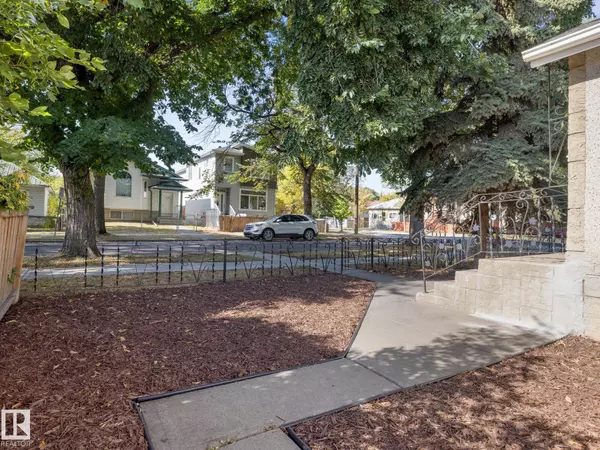 11933 93 ST NW NW, Edmonton, AB T5G 1E6