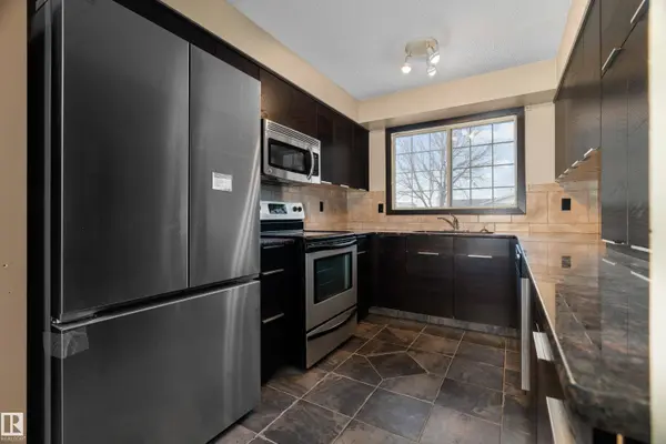 3511 43 AV NW, Edmonton, AB T6L 4J5